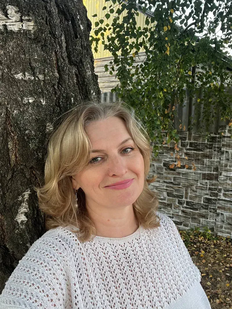 Елена Щербинина у берёзы, сентябрь