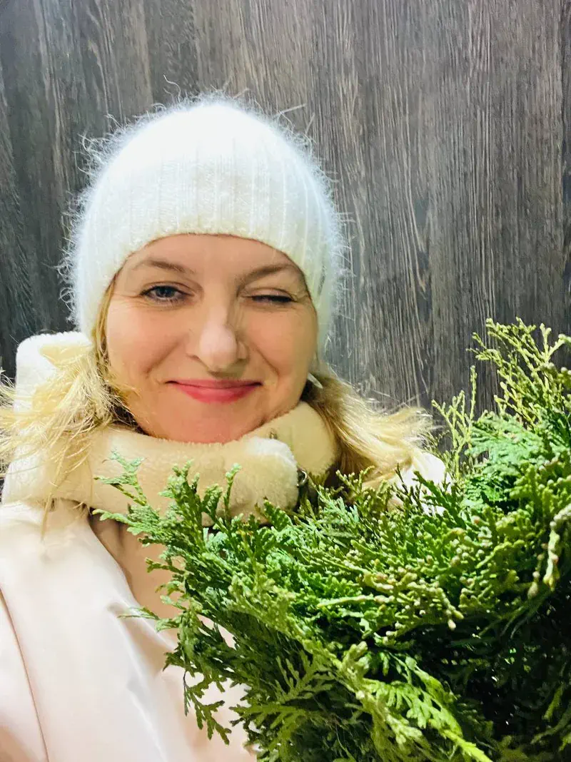 Елена зимой в белой шапке с еловым букетом